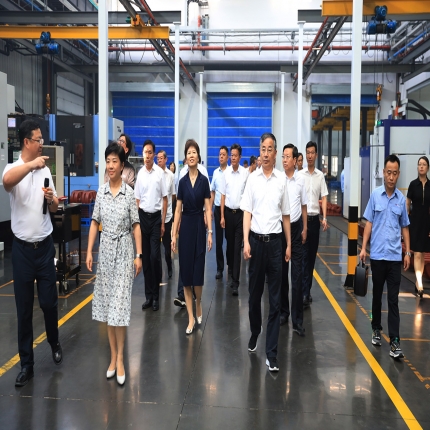 泰州市市長萬聞華走訪參觀泰隆科技產業(yè)園